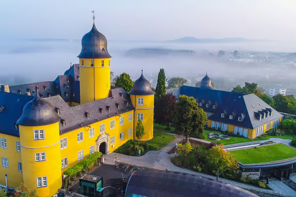 Luftaufnahme von Schloss Montabaur im Morgennebel